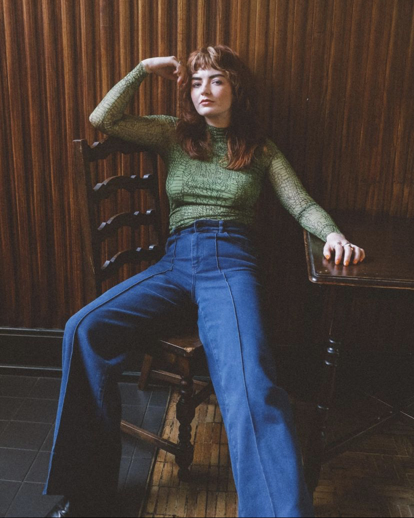 Flared trousers. '70s vintage fashion. Credits @hannahlouisef