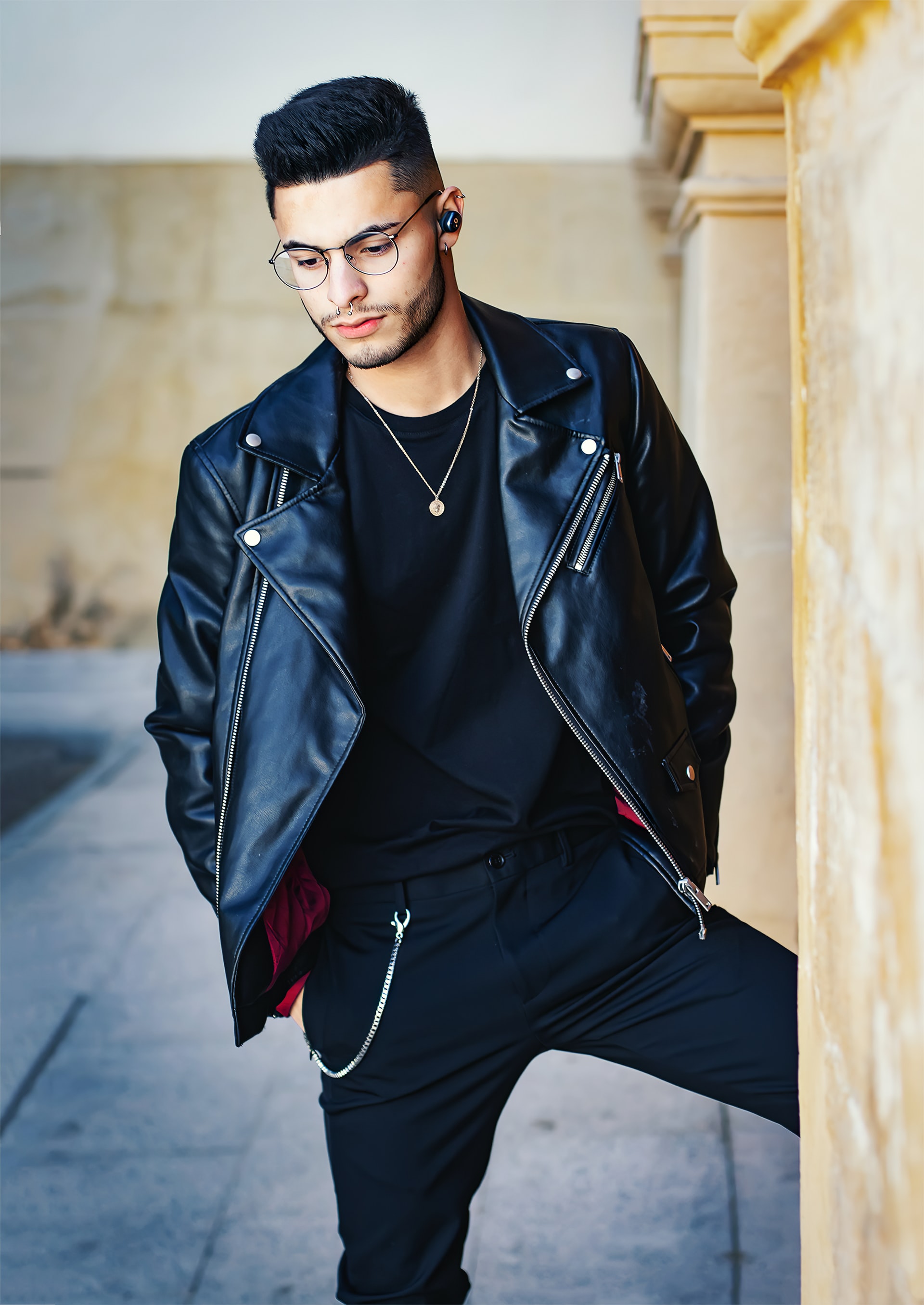 How to style black leather jackets. All back outfits. Ph. Ramon Mula Garcia, Unsplash