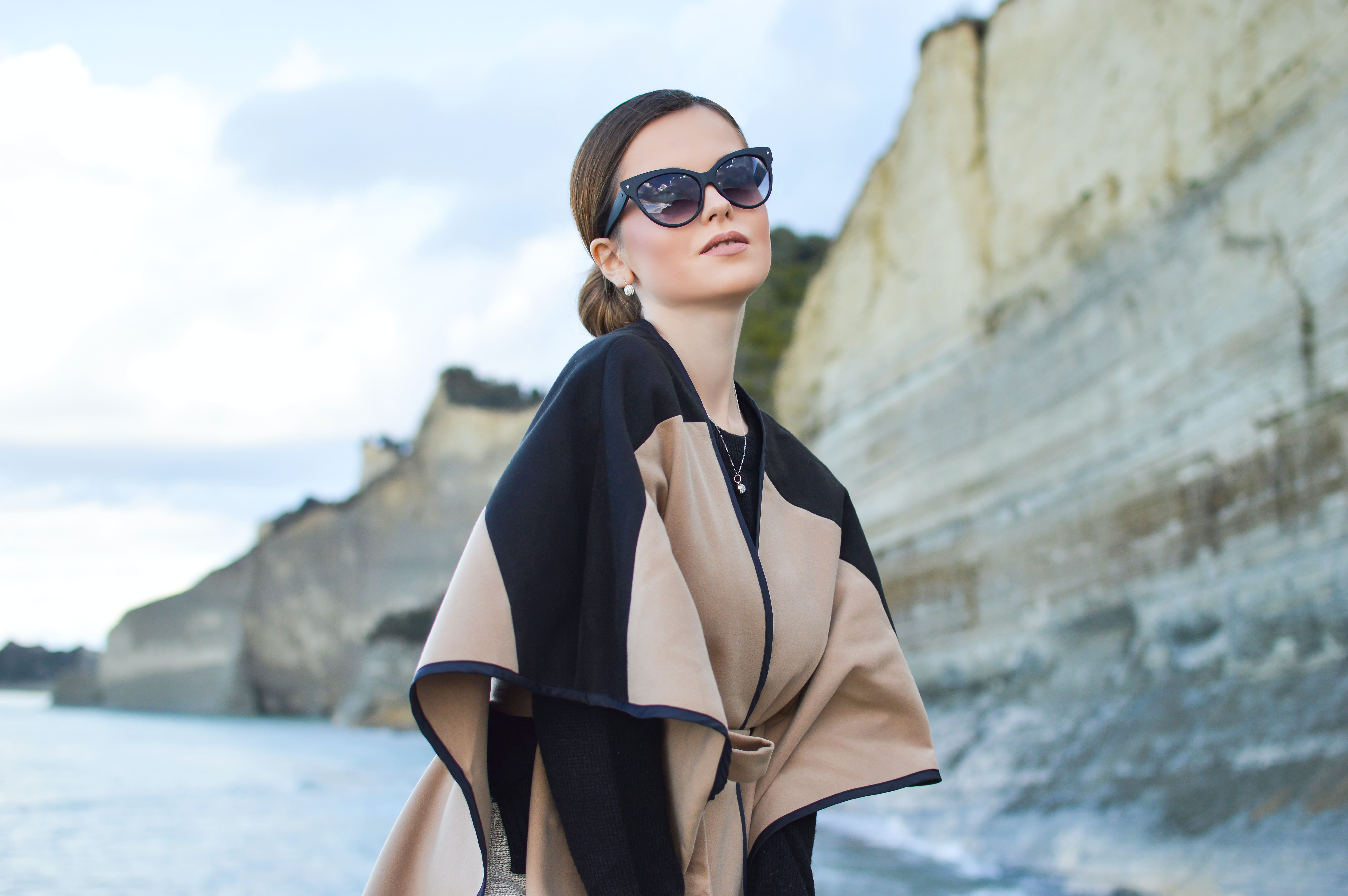 Wrap coat - AW21 fashion trends. Photo by Tamara Bellis, Unsplash 