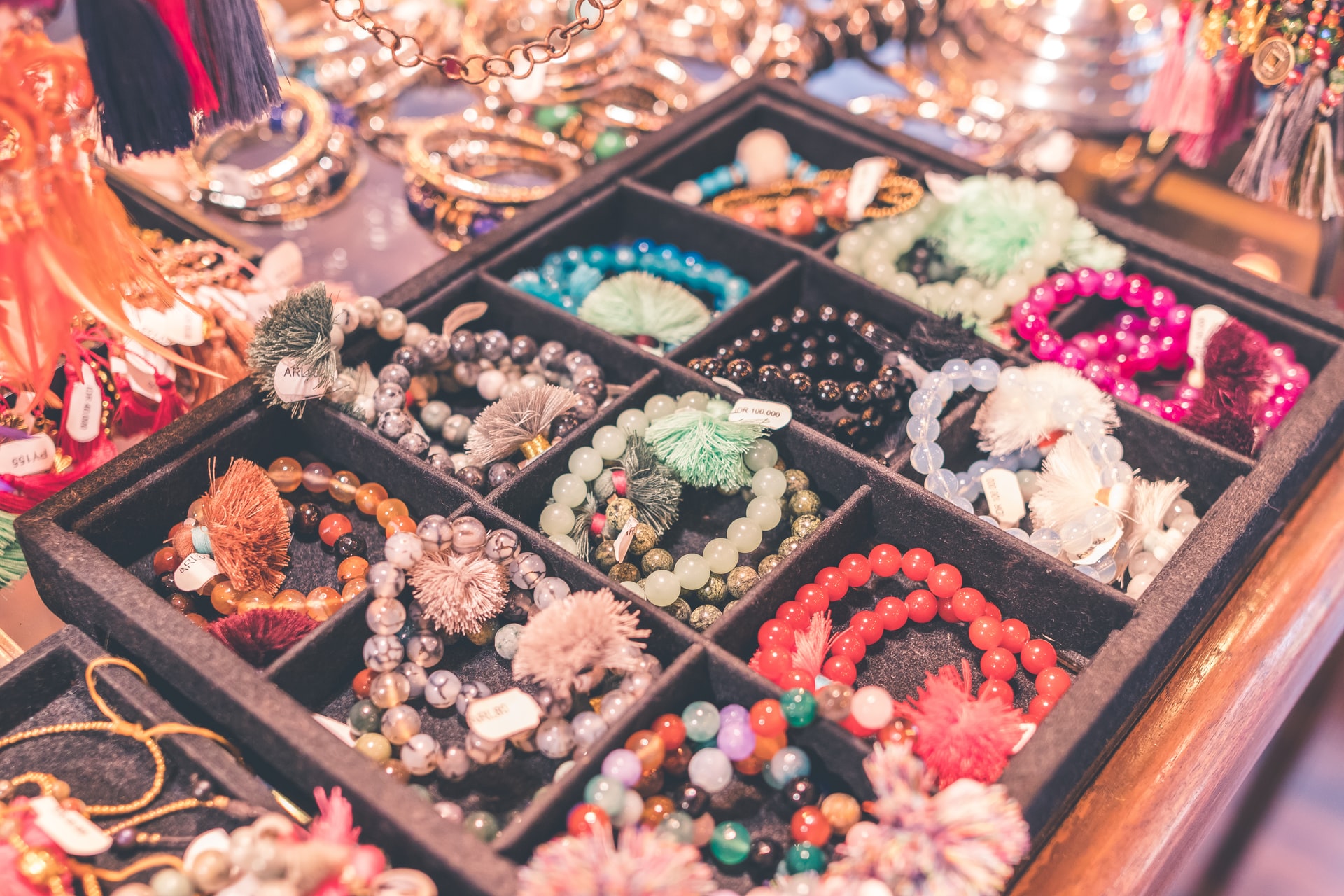 Tips for Christmas jewellery gifts. Colourful jewellery, bijoux - Ph. Artem Beliaikin, Unsplash