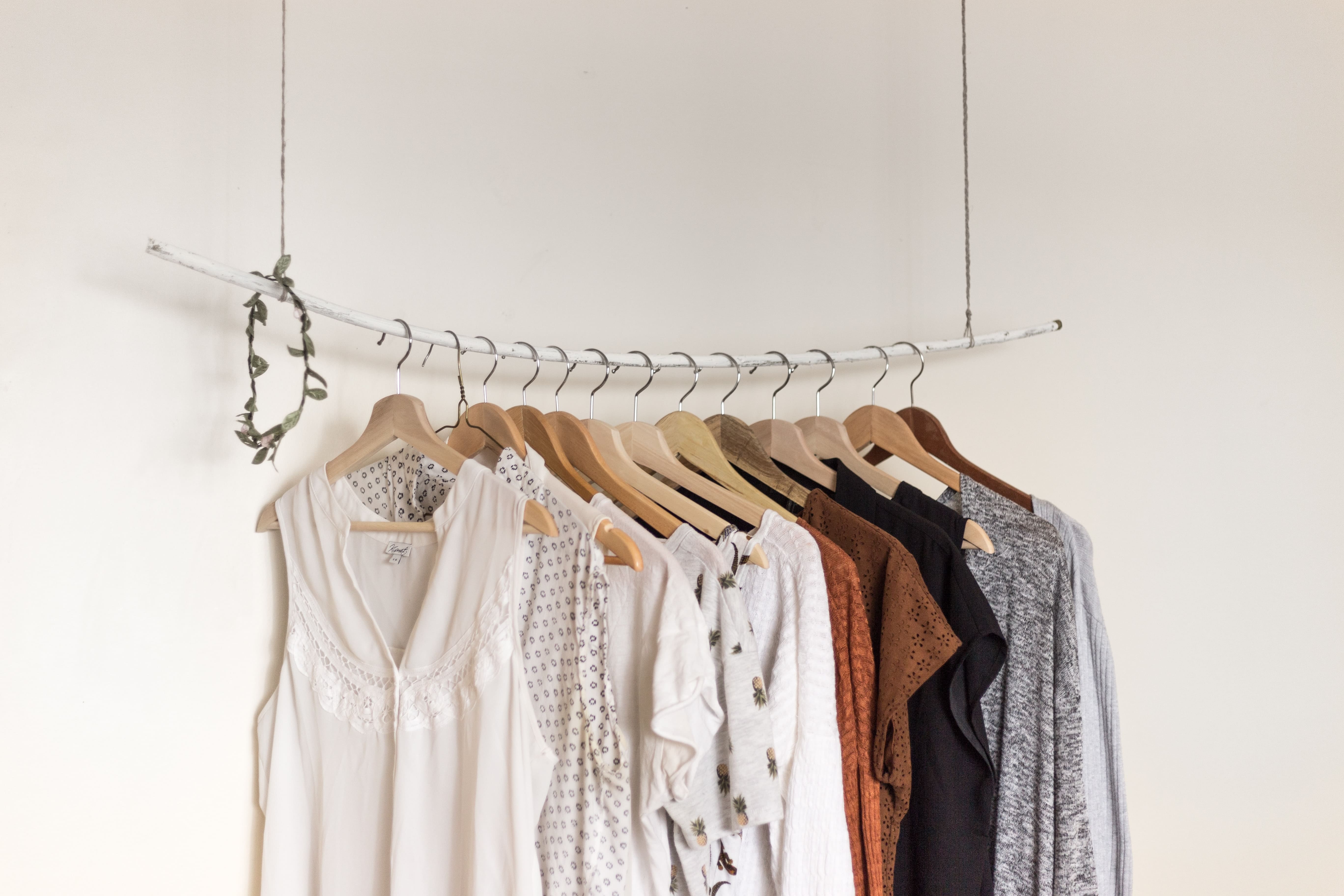 Tips on on how to organise your wardrobe. Ph. Priscilla du Preez, Unsplash