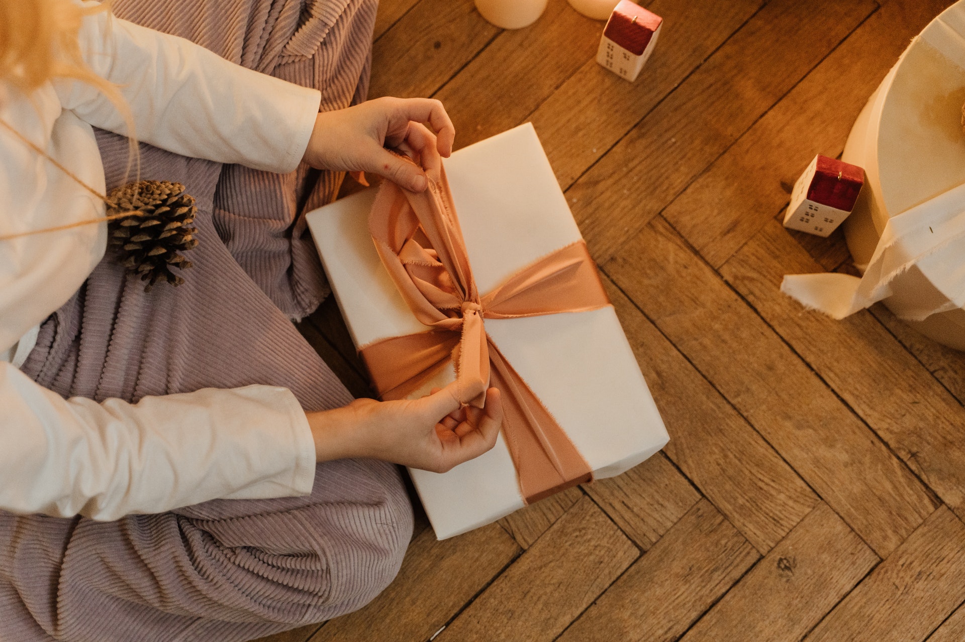 Sustainable Christmas Gift Ideas Guide. Ph. cottonbro, Pexels 