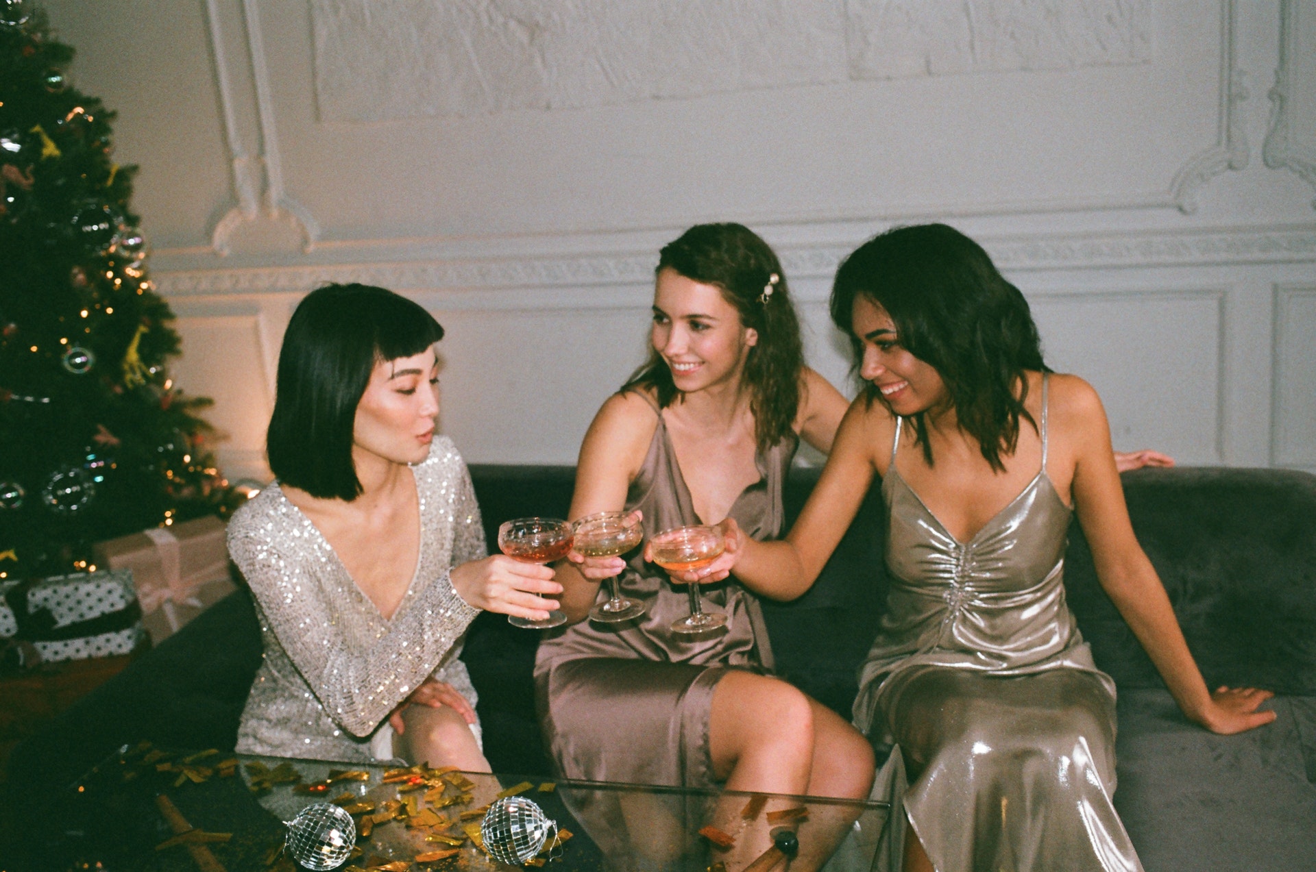 New Year's Eve Outfits, stylebooks and tips. Ph. Inga Seliverstova, Pexels